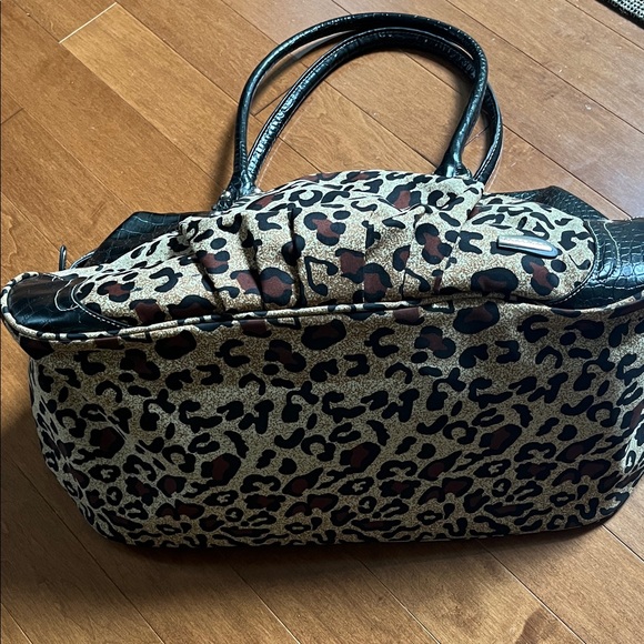 Travelon Leopard Manhattan Carpet Bag - Picture 6 of 7